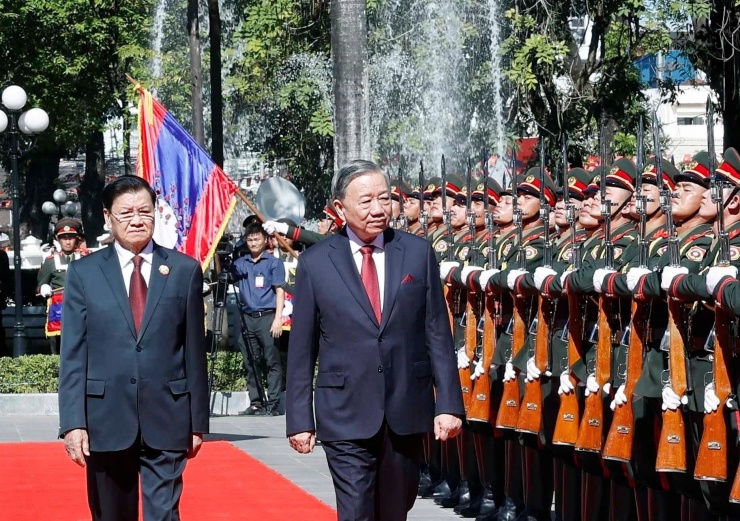 Tổng Bí thư, Chủ tịch nước Lào Thongloun Sisoulith và Tổng Bí thư Tô Lâm duyệt Đội danh dự Quân đội nhân dân Lào. Ảnh: TTXVN