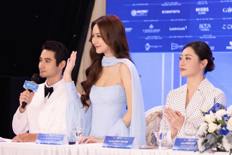 Từ trái qua, Nam vương Tuấn Ngọc đảm nhiệm vai trò MC dẫn dắt chương trình.