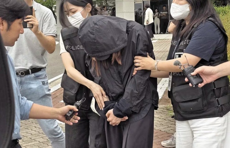 Phụ huynh A trả lời câu hỏi của phóng viên sau khi tham dự buổi thẩm vấn trước khi bị bắt tại Tòa án Chi nhánh Andong, thuộc Tòa án Quận Daegu, ngày 15/7. Ảnh: Yonhap