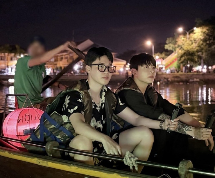 Hình của của Jimin (trái) và Jungkook tại Hội An trong show thực tế chưa lên sóng.