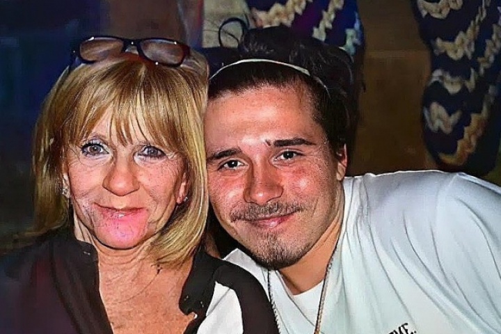 Bà ngoại mong ngóng Brooklyn Beckham về nhà đón Giáng sinh