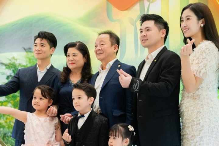 Đỗ Mỹ Linh lộ bụng lùm lùm giữa tin bầu bí