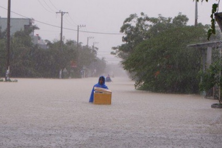 Bão số 15 suy yếu thành áp thấp nhiệt đới, miền Trung hứng đợt mưa lớn