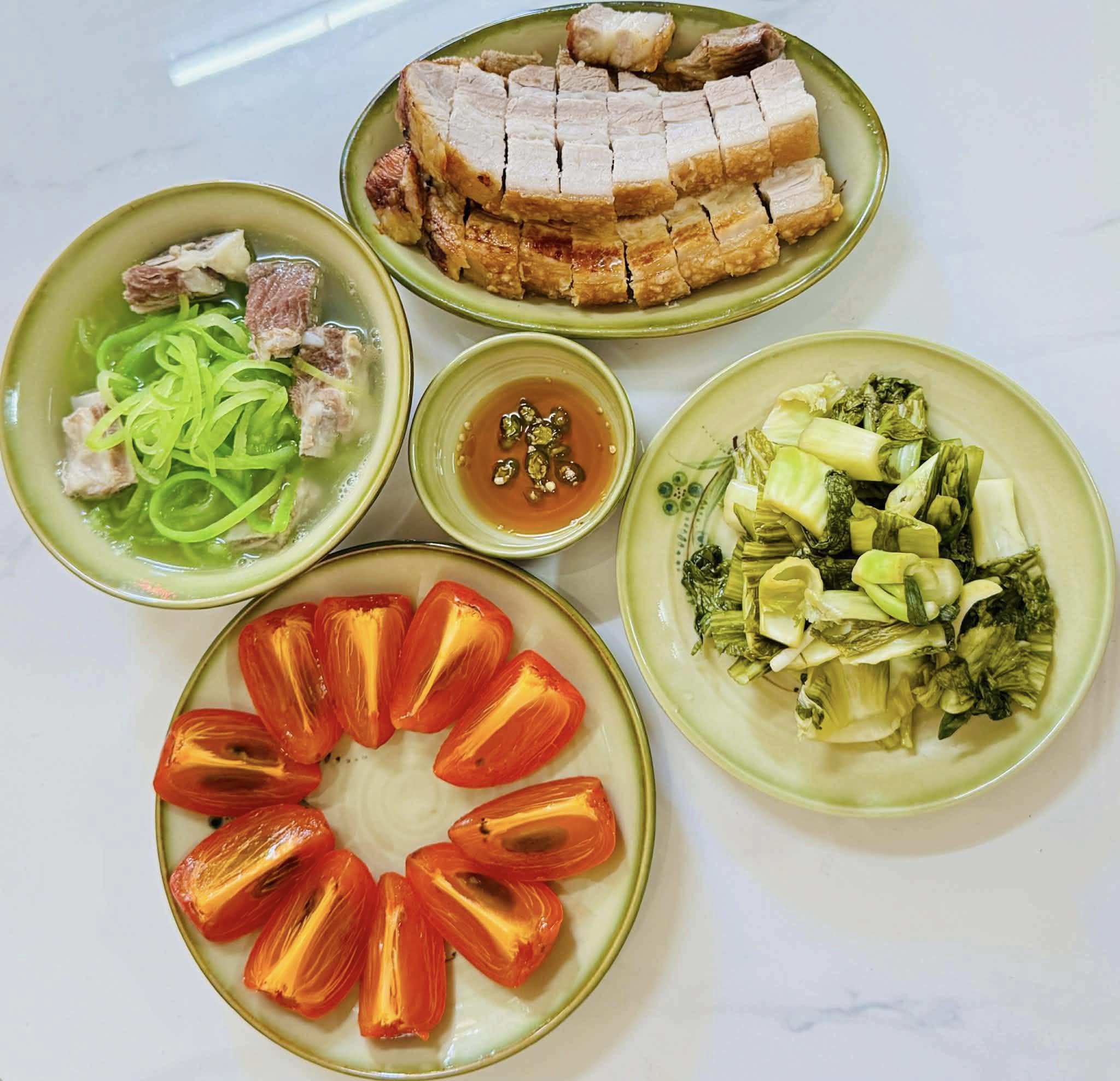 Thịt quay giòn bì - Canh sườn bí - Dưa muối - Hồng dẻo