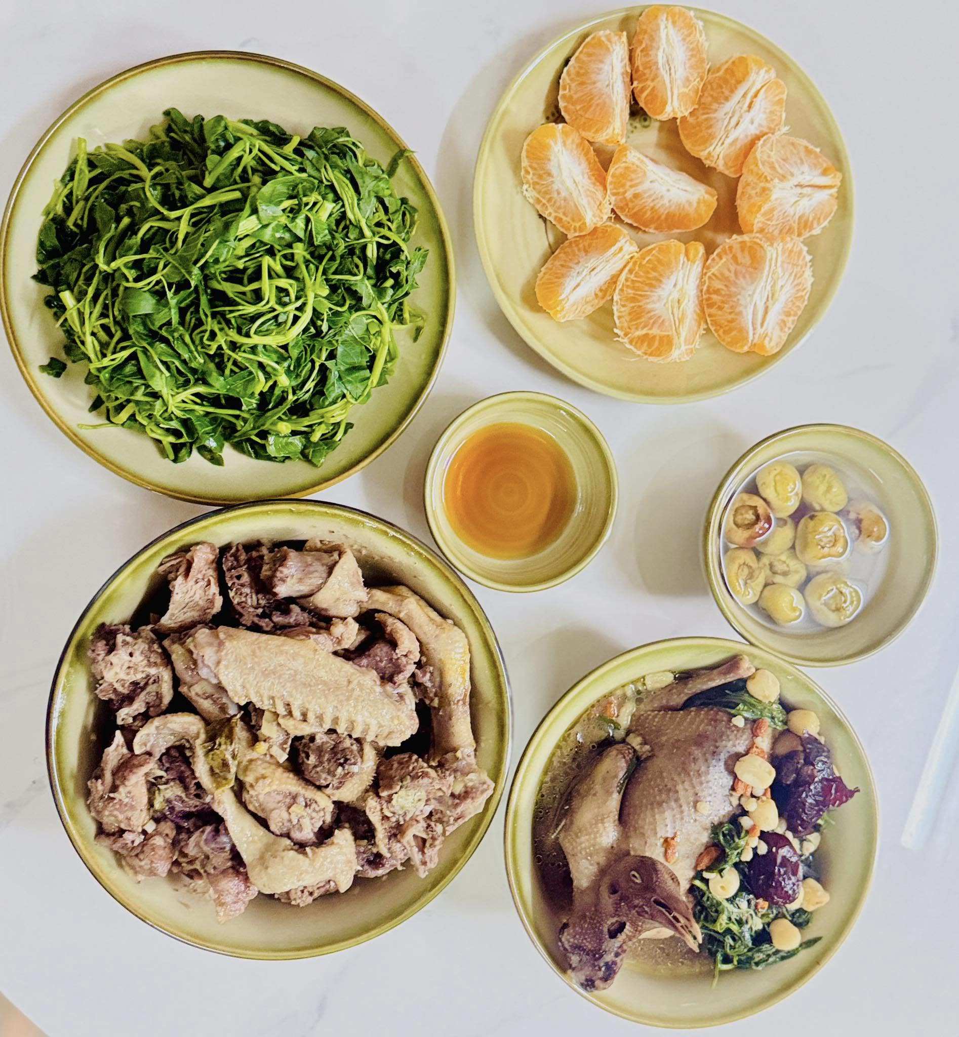 Chim câu hầm ngải cứu - Vịt om sấu - Rau muống luộc - Cà muối - Quýt 