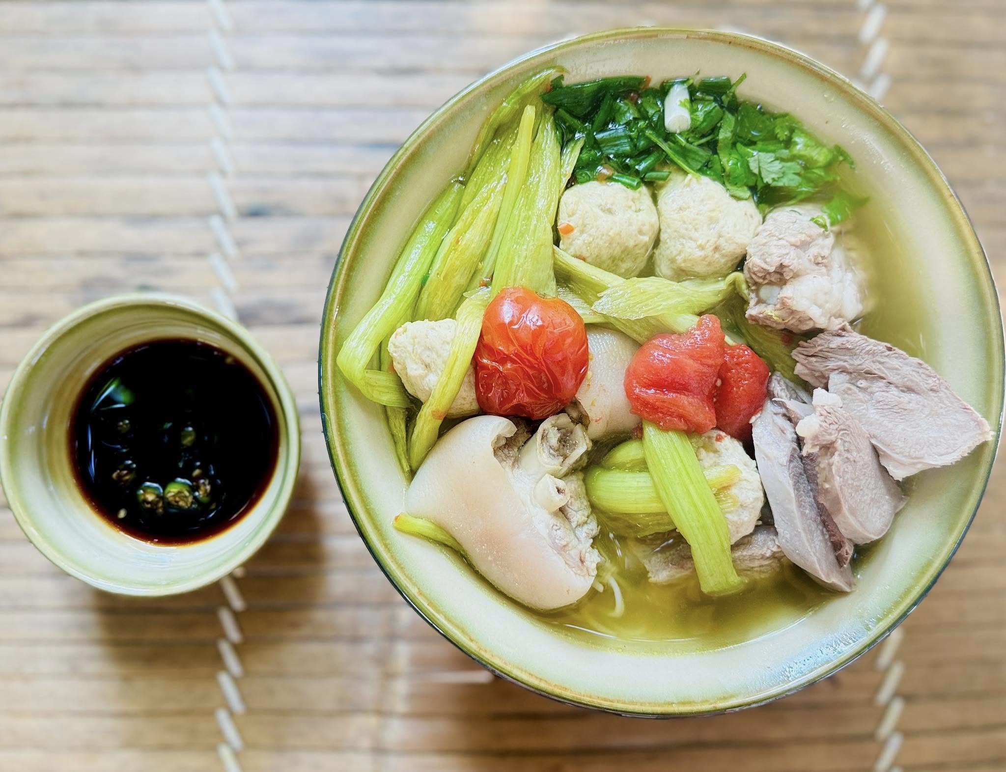 Bún mọc chân giò