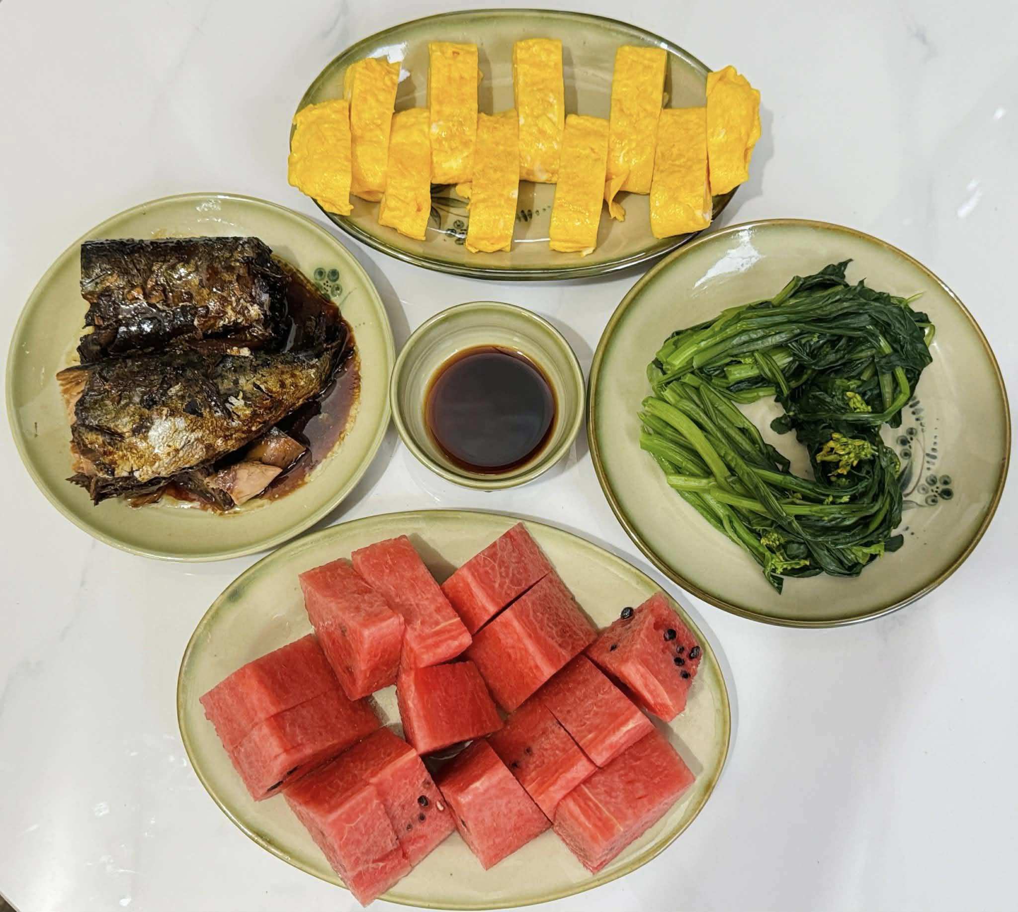 Cá nục kho - Trứng rán - Ngồng cải luộc - Dưa hấu 