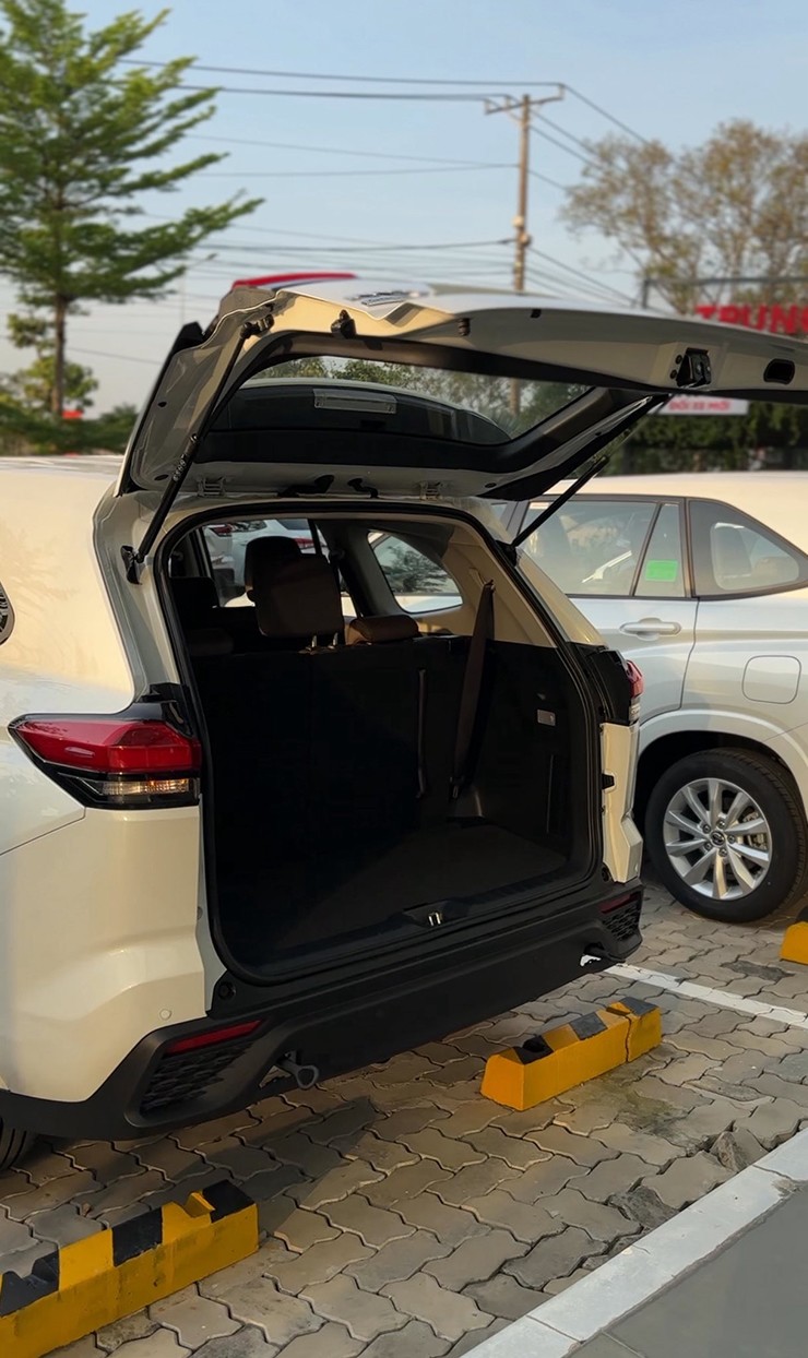 Giá bán rẻ hơn giúp&nbsp;Innova Cross bản 2.0G có thể cạnh tranh được với nhóm&nbsp;MPV kích thước nhỏ hơn