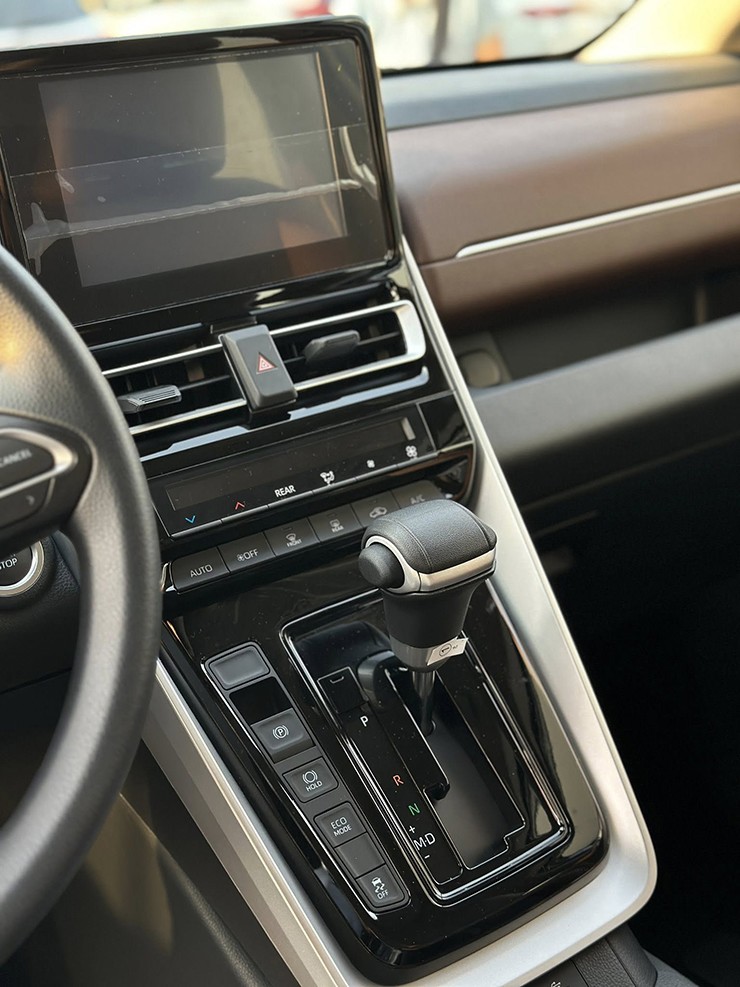 Nội thất bản 2.0G trông cũng đơn giản hơn bản 2.0V bởi các màn hình nhỏ và ghế lái chỉnh cơ