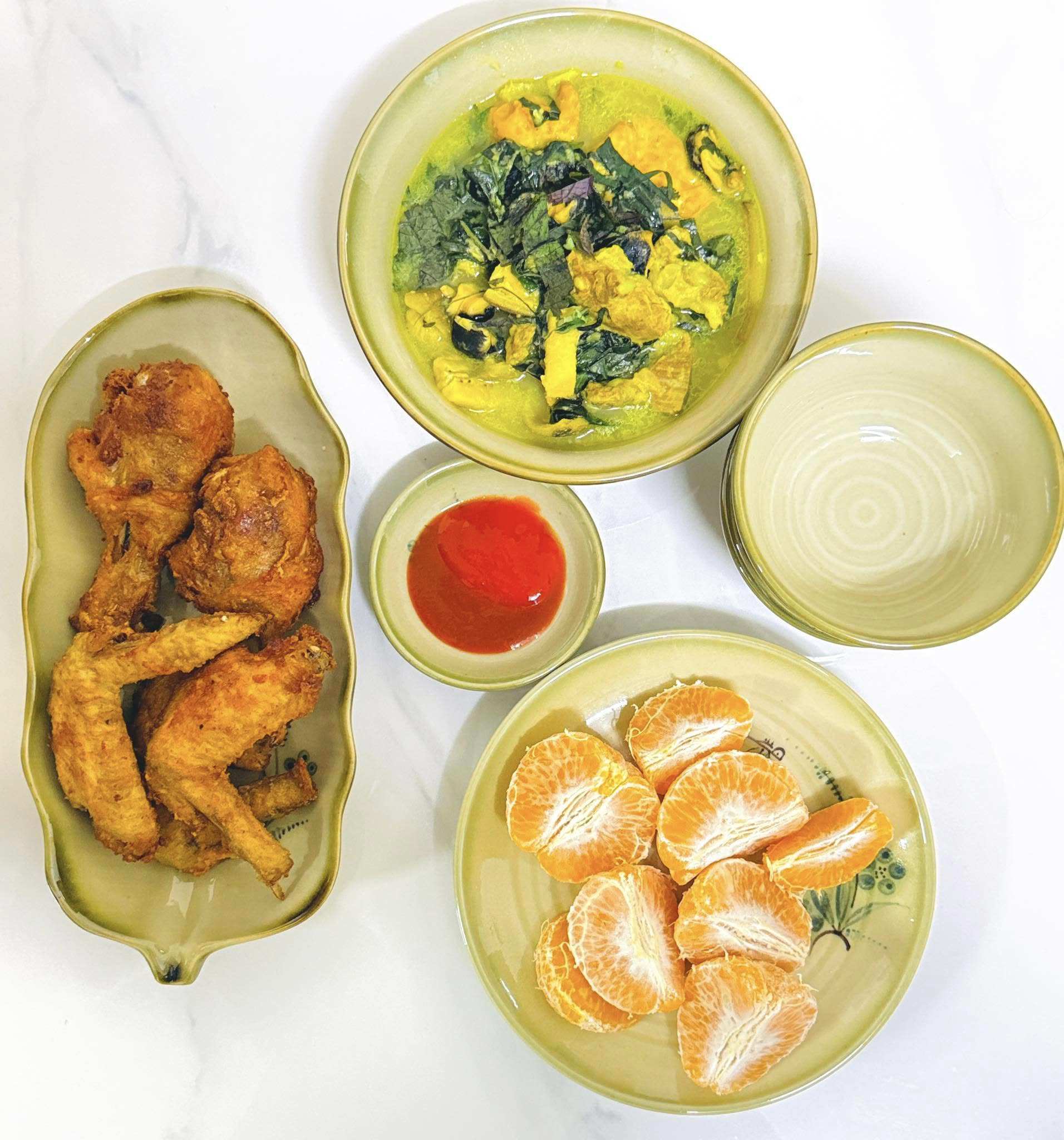 Cánh gà rán - Ốc om chuối đậu - Quýt