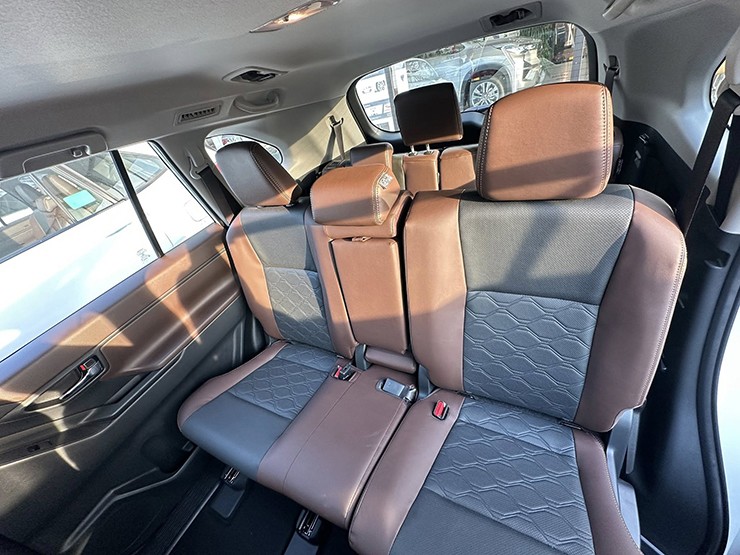 Nội thất bản 2.0G trông cũng đơn giản hơn bản 2.0V bởi các màn hình nhỏ và ghế lái chỉnh cơ