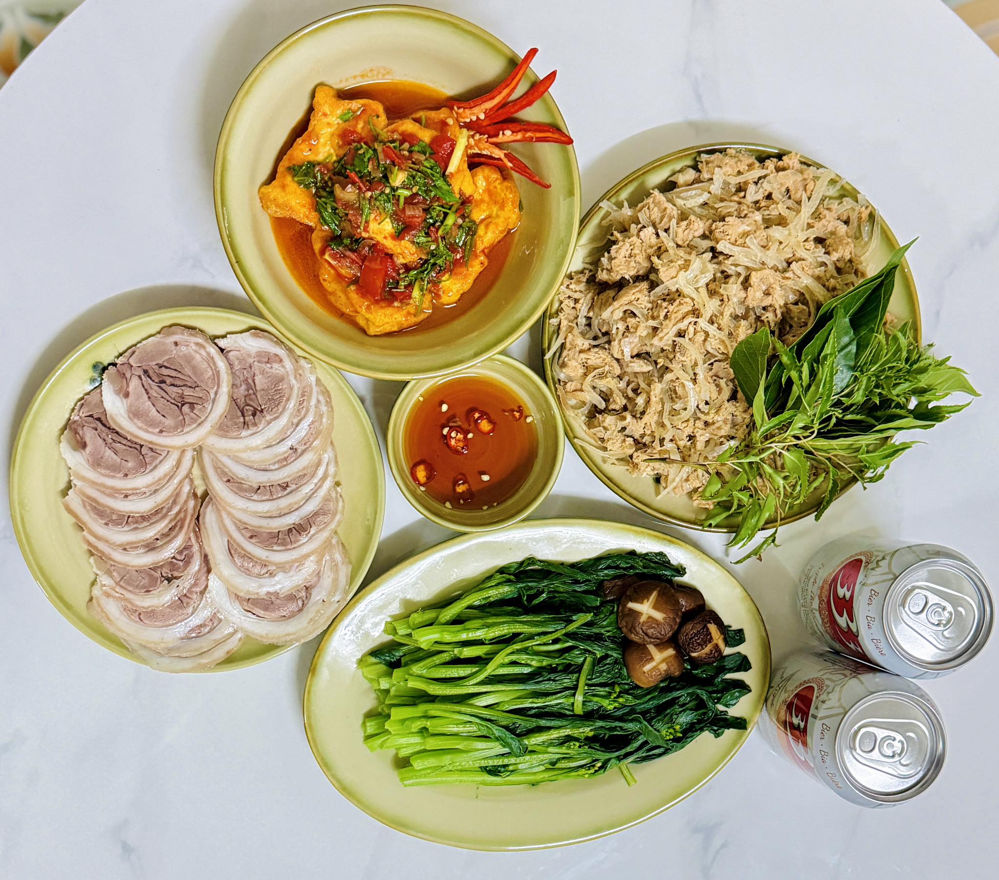 Thịt chân giò luộc - Đậu xốt cà chua - Ngồng cải luộc - Nem nắm