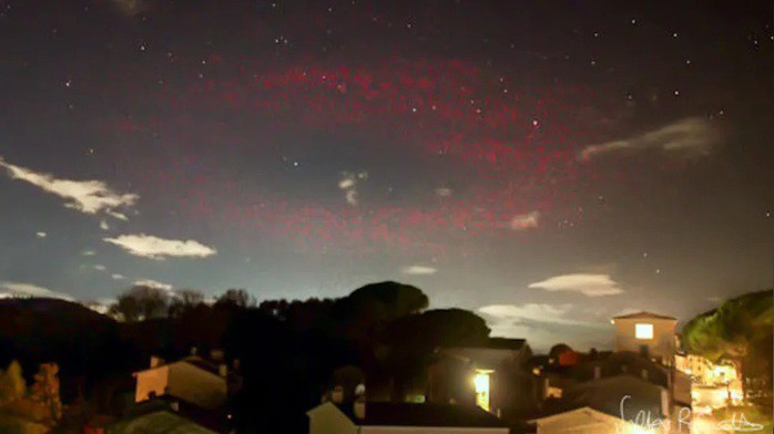 Quầng sáng đỏ "giống UFO" hiện ra trên bầu trời nước Ý - Ảnh: Valter Binotto