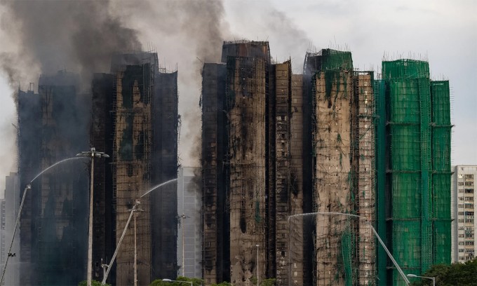 Xe cứu hỏa phun nước vào các tòa nhà tại cụm chung cư Wang Fuk Court, Hong Kong, ngày 27/11. Ảnh: AP