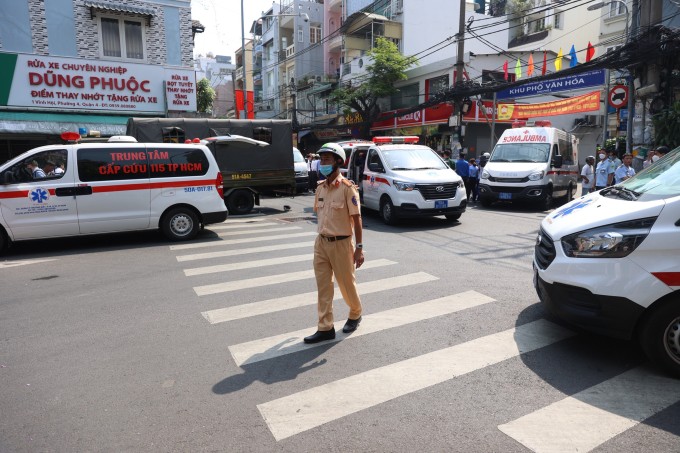Cảnh sát giao thông có mặt điều tiết giao thông quanh hiện trường một vụ tai nạn. Ảnh: Quỳnh Trần