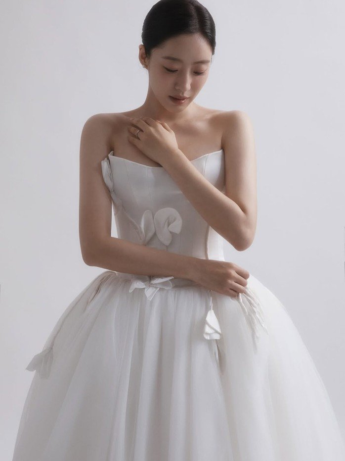 Ảnh cưới của ca sĩ Hahm Eun-jung