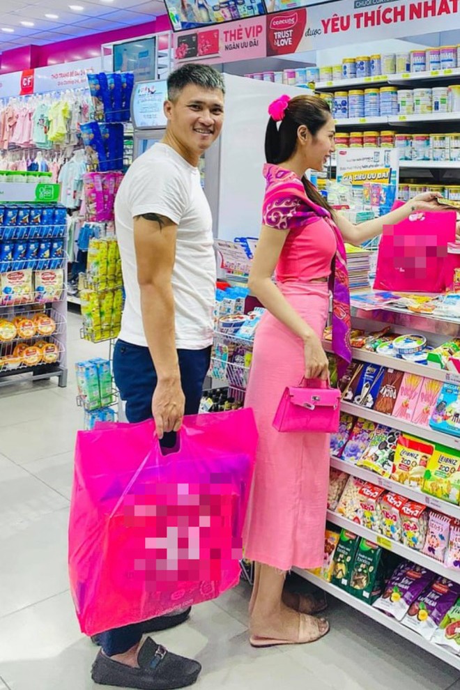 Ca sĩ phối trang phục với các sắc độ của màu hồng trong một lần đi mua sắm cùng ông xã Công Vinh.