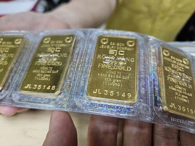 Giá vàng miếng SJC, vàng nhẫn đồng loạt tăng tiếp