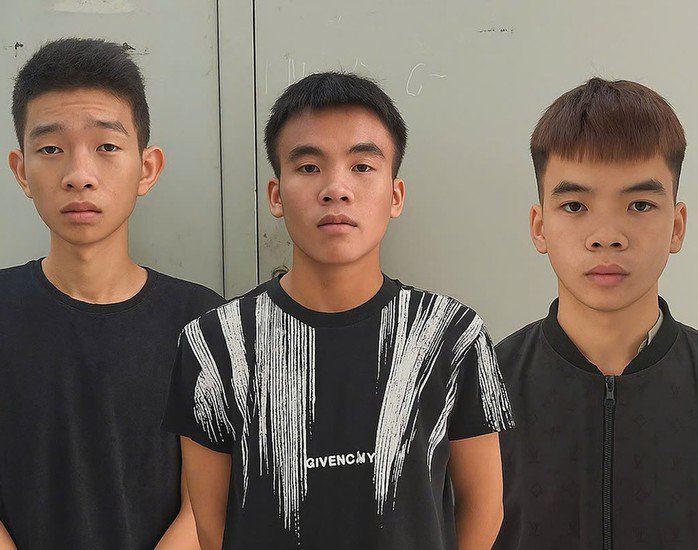 Các đối tượng Nguyễn Phan Gia Huy, Trần Văn Triều, Nguyễn Đoàn Duy Đức tại cơ quan công an (từ trái sang).