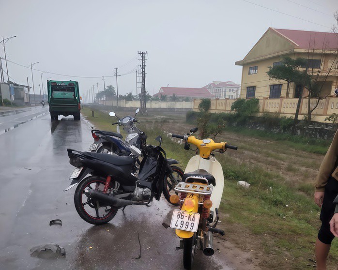 Hiện trường vụ va chạm giao thông làm 3 học sinh thương vong