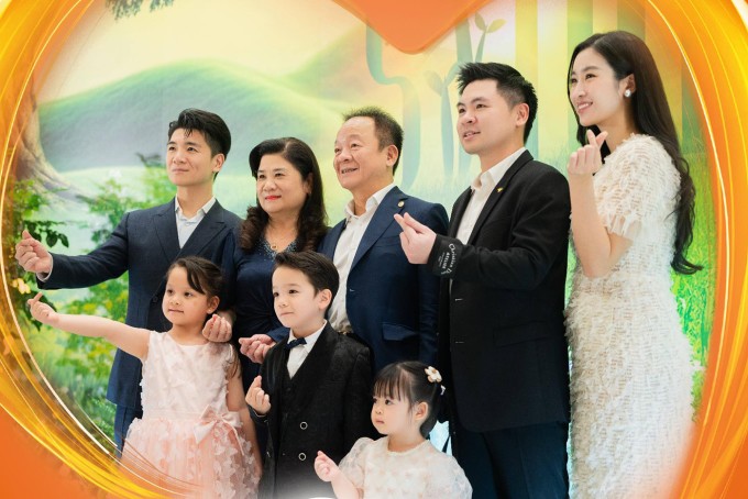 Đỗ Mỹ Linh lộ bụng lùm lùm giữa tin bầu bí - 1