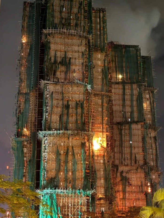 Lưới bao che giàn giáo công trình cháy rụi nhưng giàn giáo tre lại không hề hấn gì. Ảnh: Theads@ccheung5464