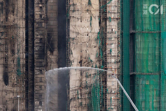 Lưới bảo vệ giàn giáo đã được thay sau cơn bão cấp 10 hồi tháng 9 vừa qua. Ảnh: HK01