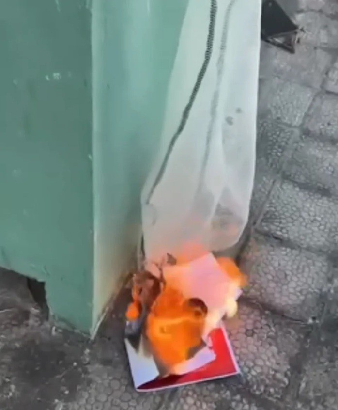 Có người đã tự thực hiện thử nghiệm thực tế và cho thấy lưới bảo vệ giàn giáo đạt chuẩn của Hồng Kông không bắt lửa và bốc cháy. Ảnh: Threads@phantom_nvisible