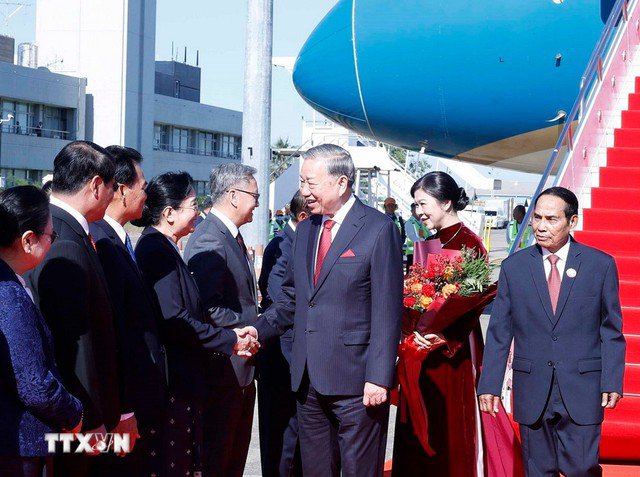 Lễ đón Tổng Bí thư Tô Lâm và Phu nhân Ngô Phương Ly, cùng Đoàn đại biểu cấp cao Việt Nam tại sân bay quốc tế Wattay. Ảnh: TTXVN