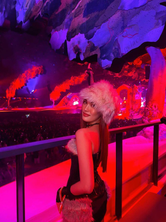 Mẹ một con vẫn cực kỳ gợi cảm với bộ váy cắt xẻ, Lan Khuê khoe vai trần, thân hình nổi bật và phong thái tự tin “ăn đứt” nhiều mỹ nhân showbiz.