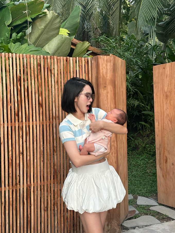 Quỳnh Lương khoe vóc dáng khi nặng 53 kg sau một tháng sinh em bé.