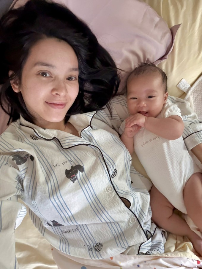 Quỳnh Lương thường xuyên đăng ảnh để mặt mộc, diện đồ mặc nhà sau khi sinh em bé thứ hai.