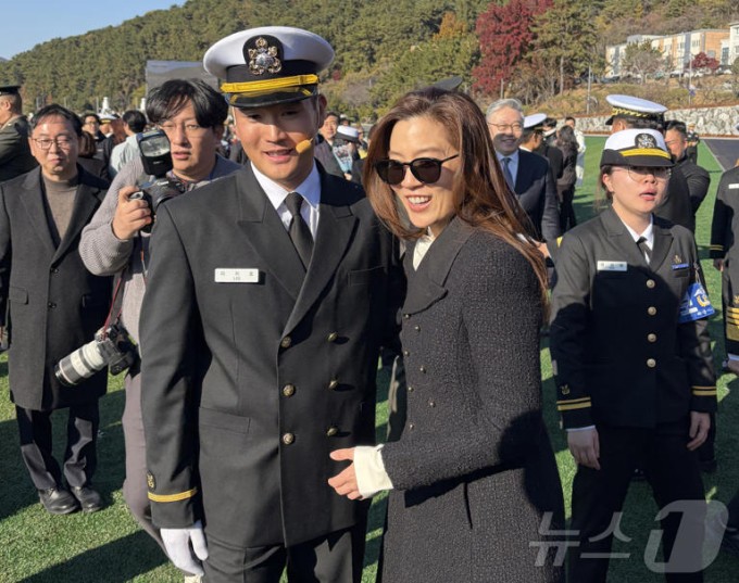 'Thái tử Samsung' gây sốt sau lễ phong sĩ quan Hải quân - 4