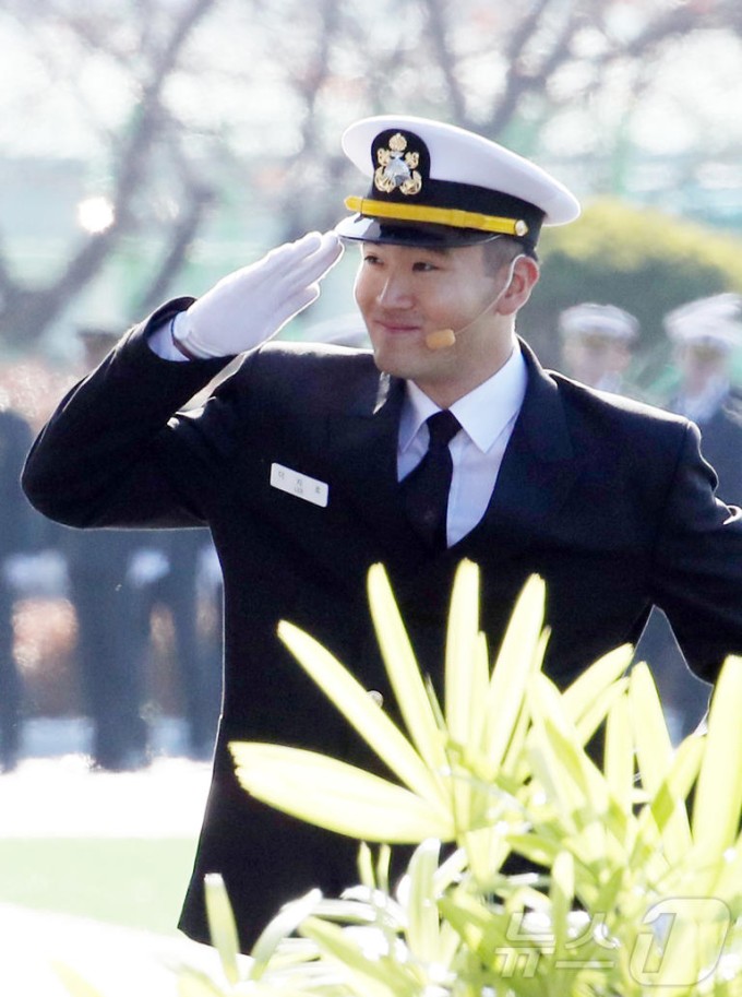'Thái tử Samsung' gây sốt sau lễ phong sĩ quan Hải quân - 2