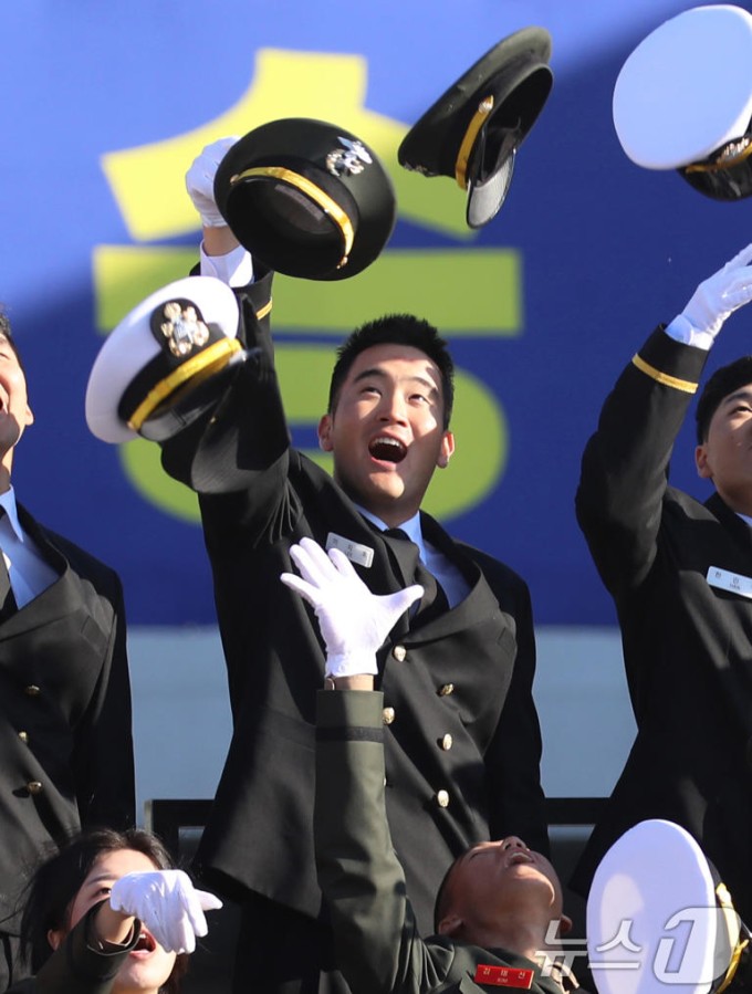 'Thái tử Samsung' gây sốt sau lễ phong sĩ quan Hải quân - 10