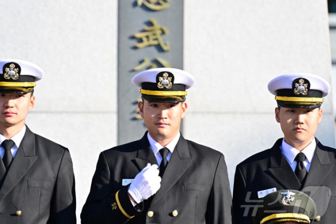 'Thái tử Samsung' gây sốt sau lễ phong sĩ quan Hải quân - 6