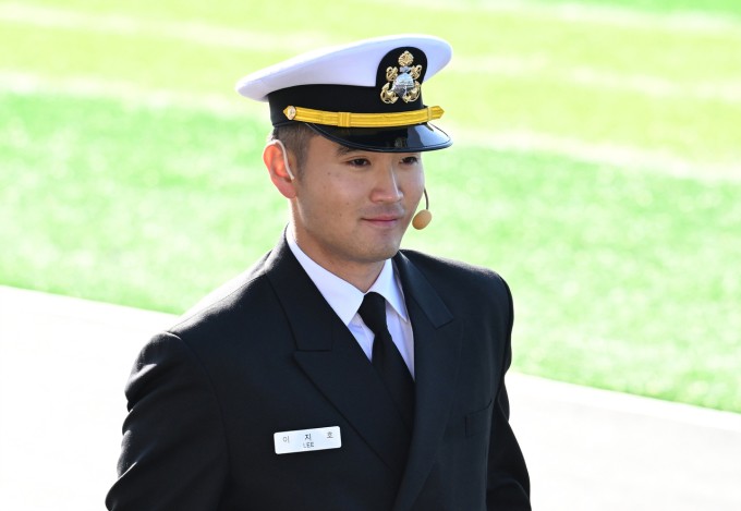 'Thái tử Samsung' gây sốt sau lễ phong sĩ quan Hải quân - 1
