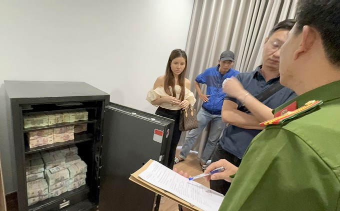 Cảnh sát thu gần 22 tỷ đồng trong két nhà ông trùm môi giới mại dâm. Ảnh: Nhật Vy