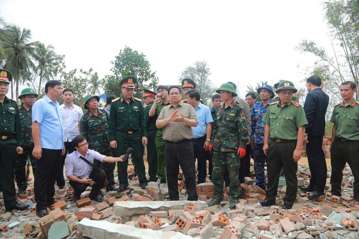 Thủ tướng Phạm Minh Chính thị sát tình hình khắc phục hậu quả do mưa lũ tại xã Hòa Thịnh
