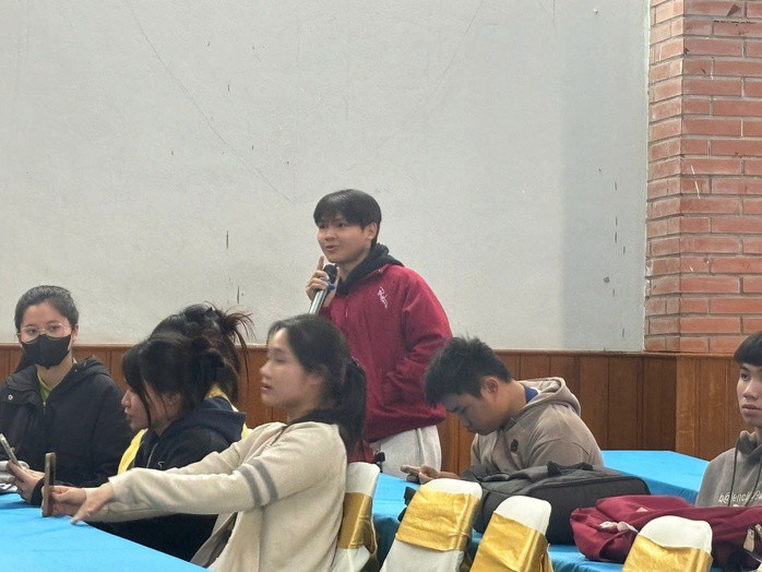 Các sinh viên đặt câu hỏi với nhà trường