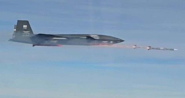 Bayraktar Kizilelma phóng tên lửa không đối không dẫn đường bằng radar. (Nguồn: MW)