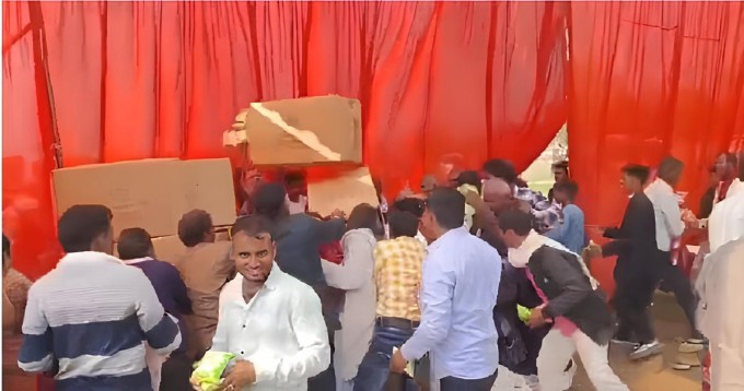 Đám cưới tập thể hỗn loạn vì tranh đồ ăn - 1