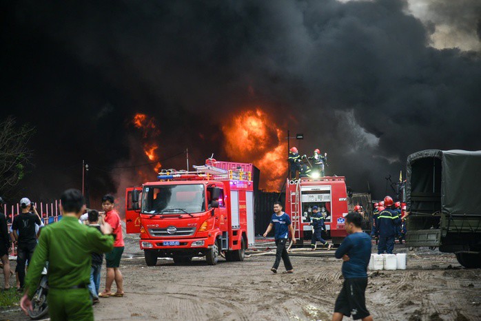 Khói lửa dày đặc tại hiện trường vụ cháy