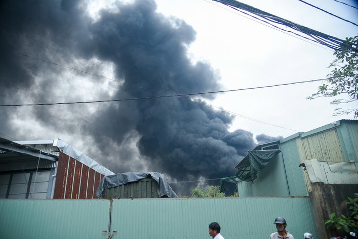 Cháy lớn tại Đà Nẵng, cột khói cuồn cuộn sau Bệnh viện Hòa Vang - 3