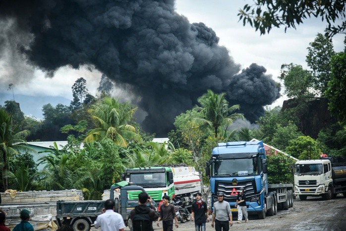 Cột khói đen bốc cao hàng chục mét