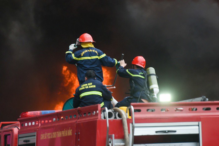 Cháy lớn tại Đà Nẵng, cột khói cuồn cuộn sau Bệnh viện Hòa Vang - 4