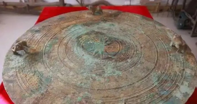 Đi đào giun, người đàn ông phát hiện kho báu quý giá - 2