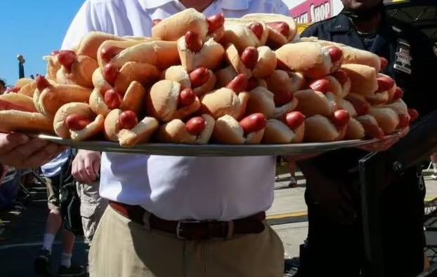 Hình ảnh tại một cuộc thi ăn nhanh.