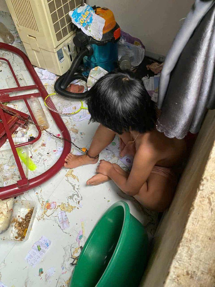 Bé gái bị cha xích chân trong căn phòng bẩn thỉu