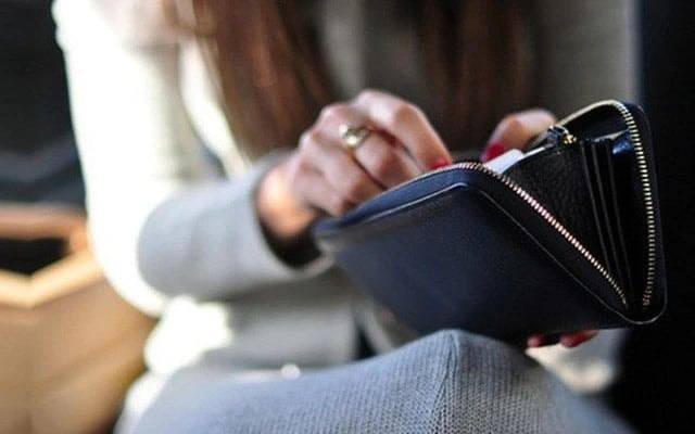 Hành vi kiểm soát tài sản, thu nhập để tạo sự lệ thuộc của thành viên gia đình có thể bị xử phạt theo quy định mới. Ảnh minh họa.